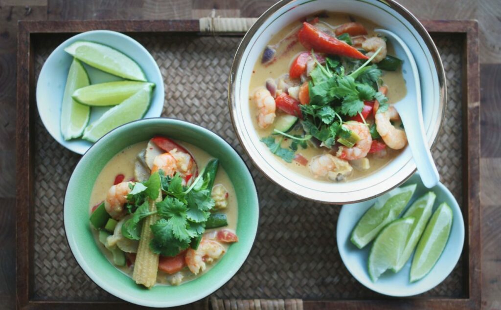 Röd curry med scampi och grönsaker, lime och koriander.