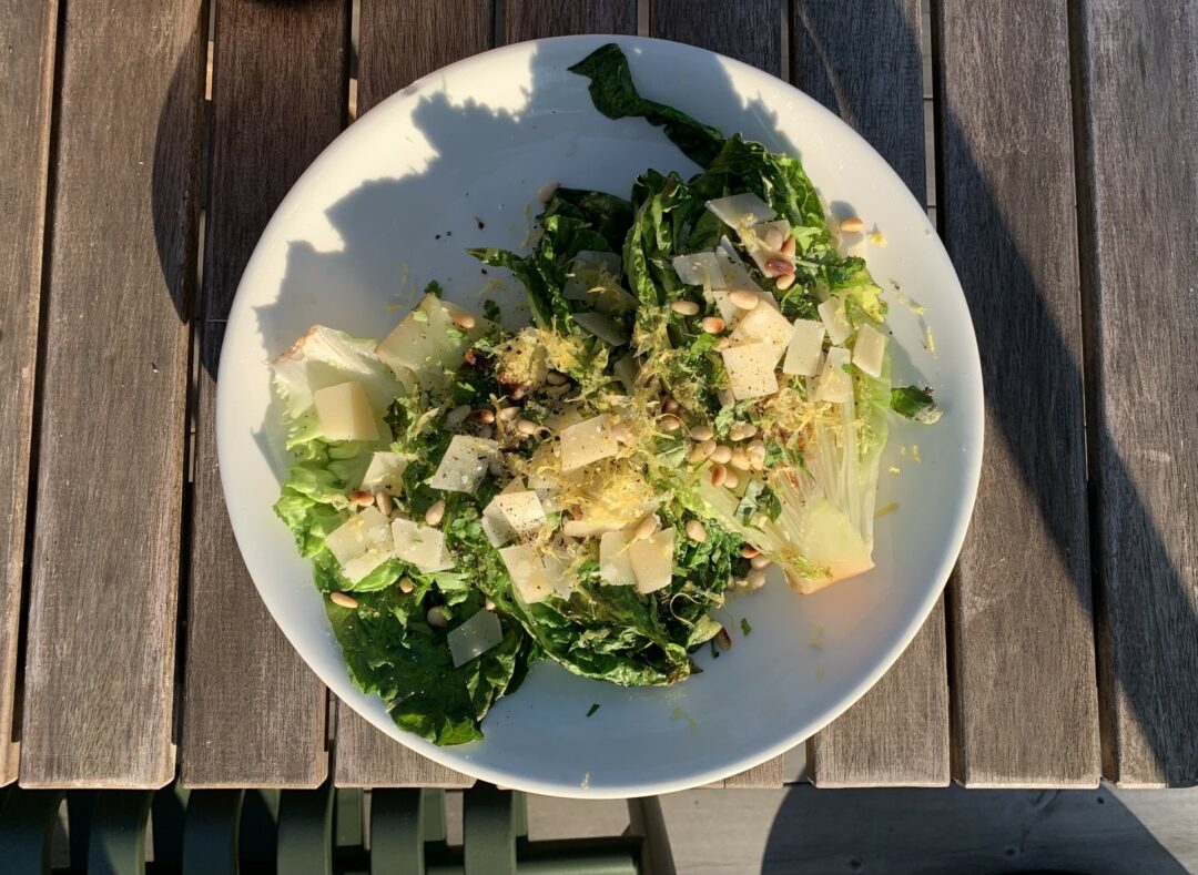 Grillad hjärtsallad med örtdressing och parmesan