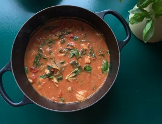 Röd fisksoppa med tomat och paprika