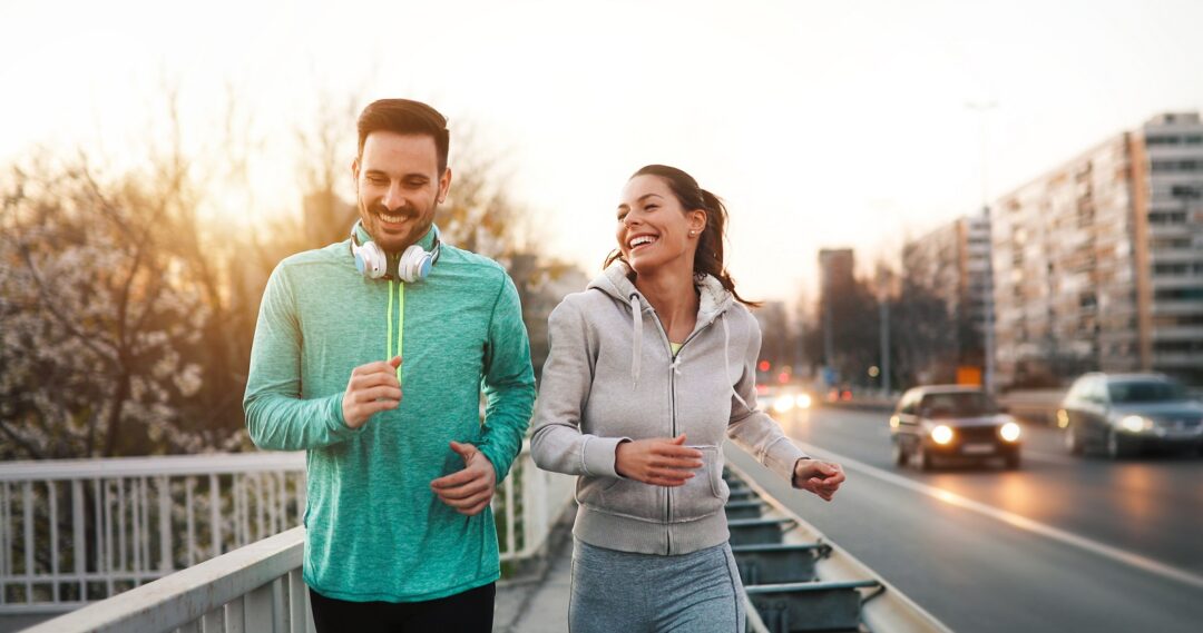 En hållbar livsstilsförändring. mann och kvinna löper