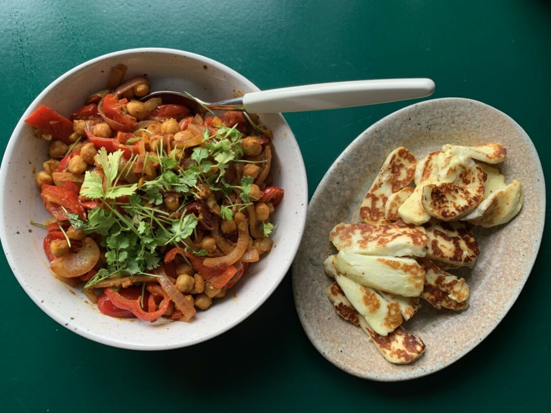 Currykikärtor med rostade grönsaker och halloumi