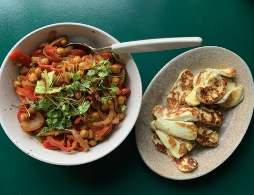 Currykikärtor med rostade grönsaker och halloumi