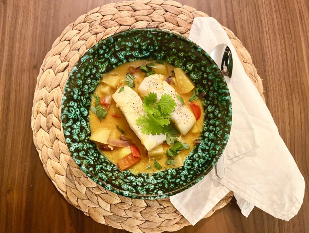 Gul curry med torsk, potatis och ananas