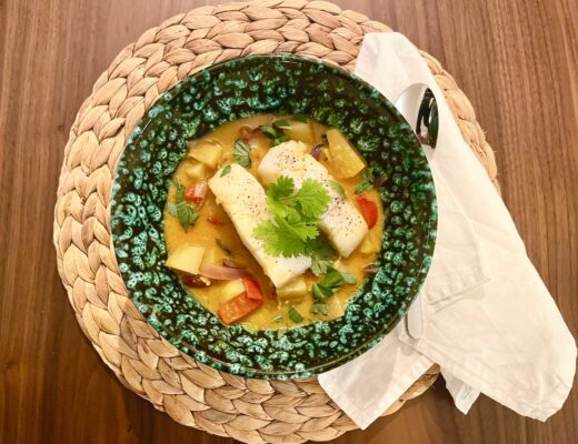 Gul curry med torsk, potatis och ananas