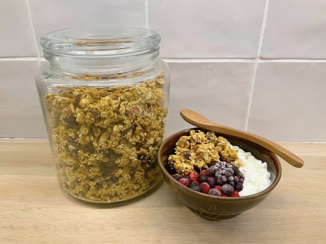 Krispig granola med kanel, nötter och torkad frukt
