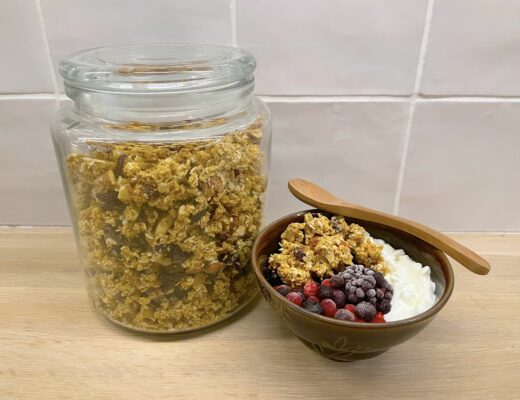 Krispig granola med kanel, nötter och torkad frukt