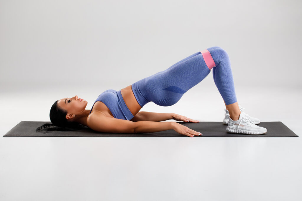 Glute bridge, en av 7 övningar du kan göra framför tv:n