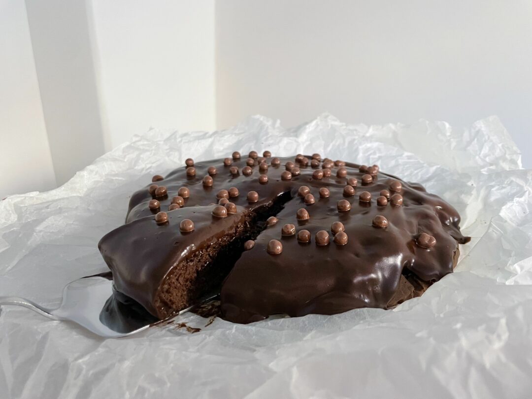 Rustik chokladkaka med mörk glasyr