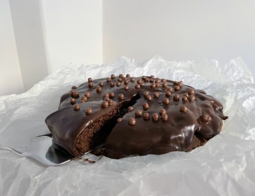 Rustik chokladkaka med mörk glasyr