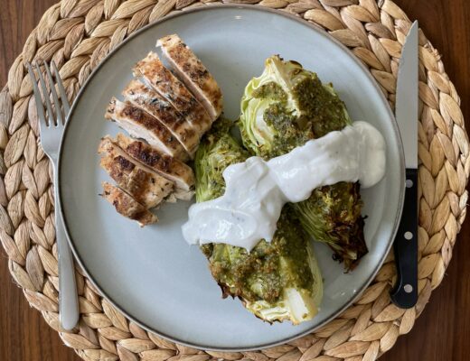 Kyckling- och pestobakad spetskål med citronyoghurt