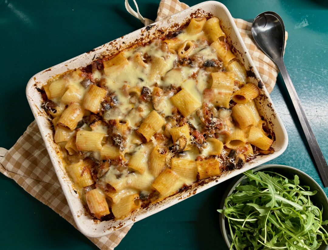 Gratinerad pastarätt med tomat, svamp och aubergine