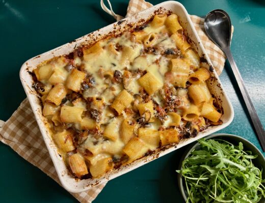 Gratinerad pastarätt med tomat, svamp och aubergine
