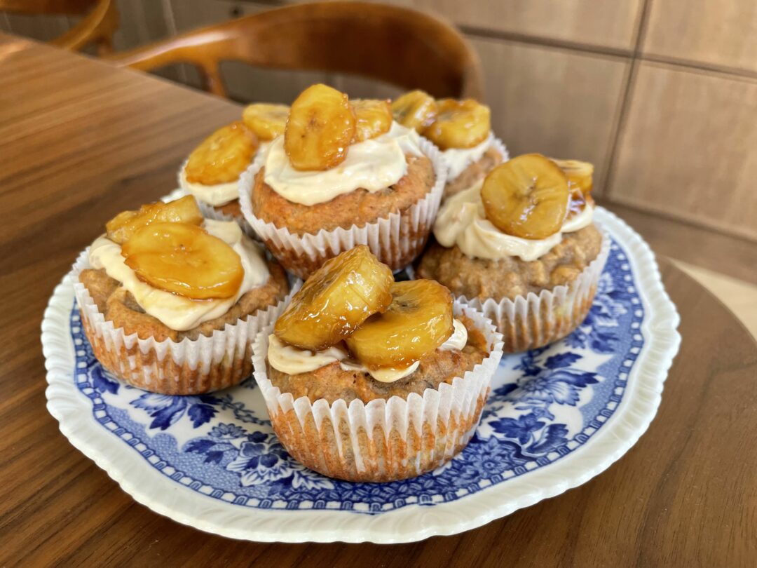 Vaniljmuffins med karamelliserad banan