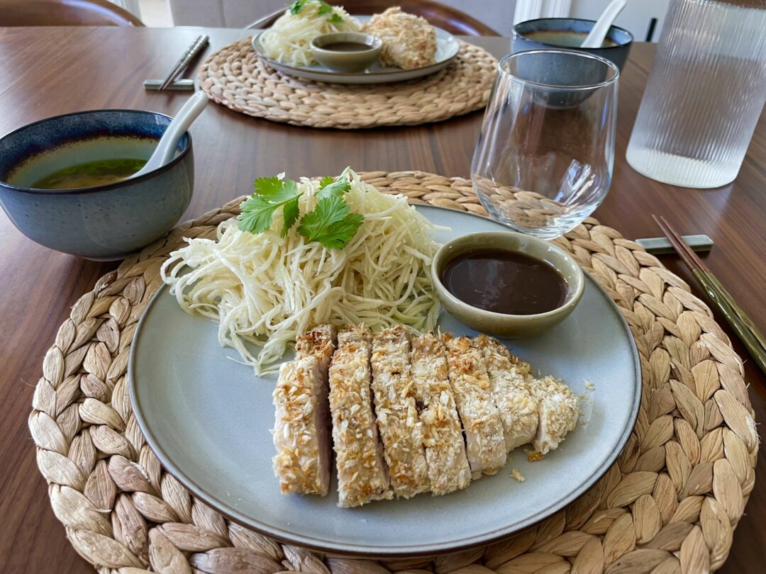 Kyckling katsu och kålsallad med yuzudressing