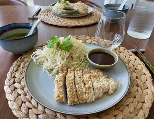 Kyckling katsu och kålsallad med yuzudressing