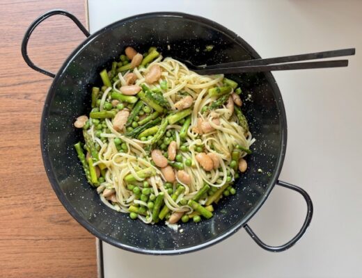 Pasta primavera med pesto och bönor