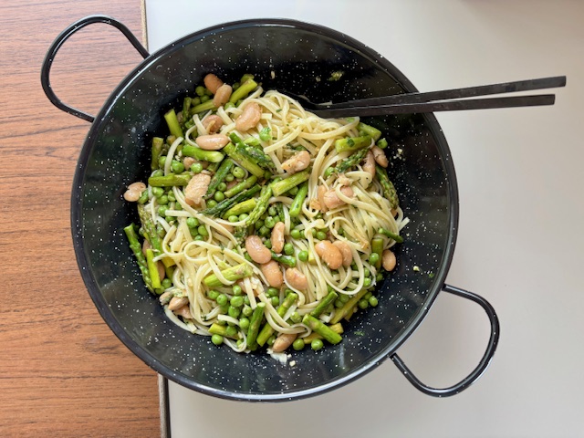 Pasta primavera med pesto och bönor