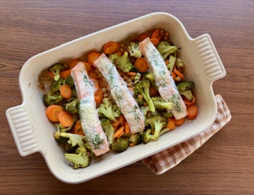 Lax i form med kikärtor och grönsaker