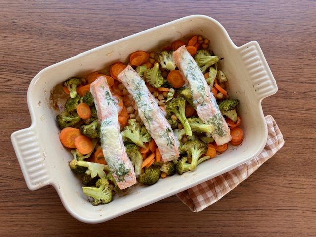 Lax i form med kikärtor och grönsaker