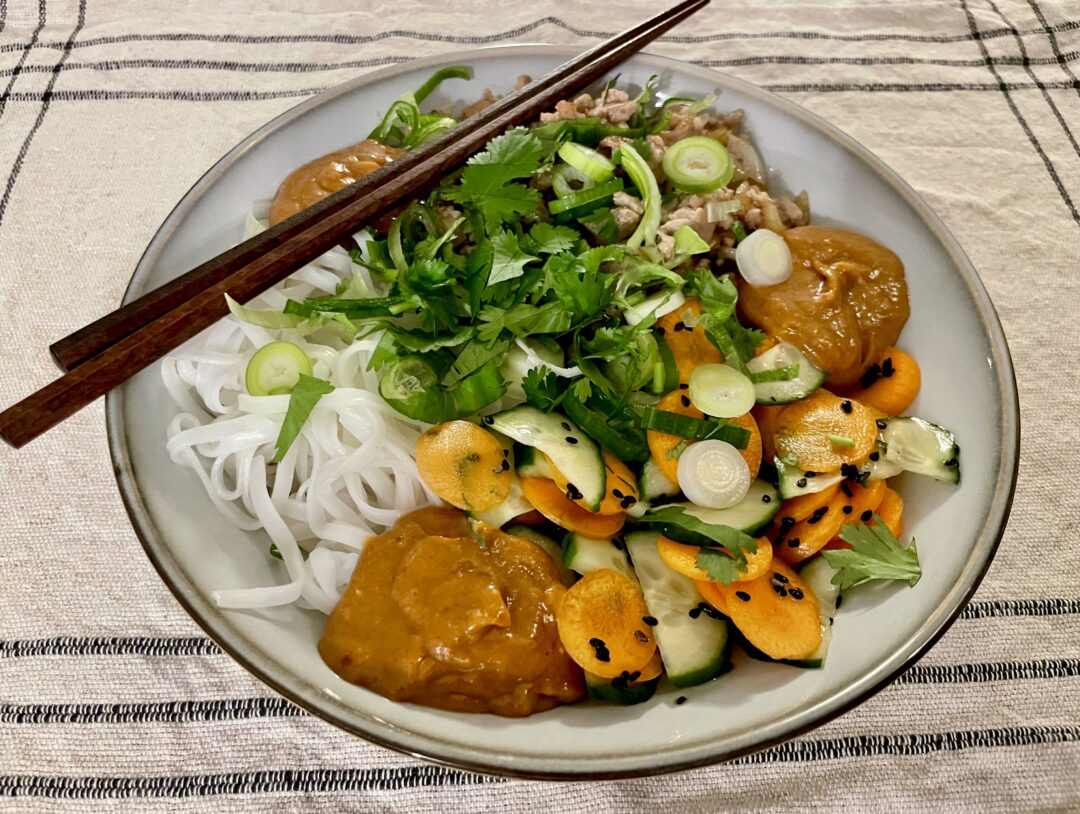 Asiatiska risnudlar med fläskfärs, jordnötssås och picklade grönsaker