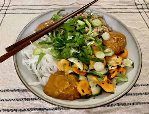 Asiatiska risnudlar med fläskfärs, jordnötssås och picklade grönsaker