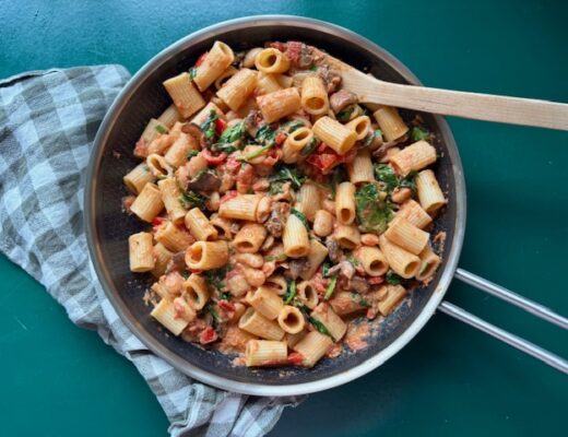 Tomatpasta med champinjon, paprika och vita bönor