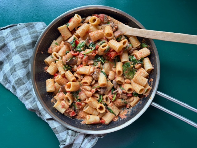 Tomatpasta med champinjon, paprika och vita bönor