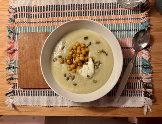 Blomkålssoppa med potatis och vita bönor