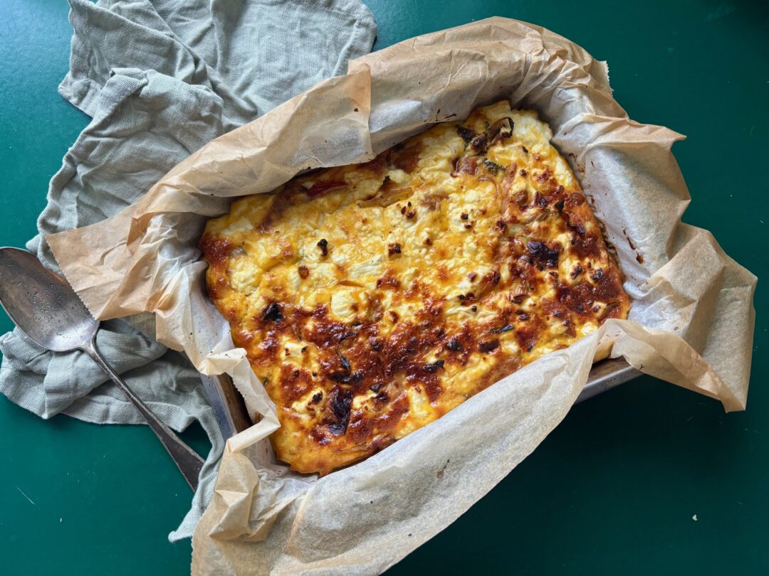 Ugnsbakad omelett med sötpotatis, kål och kikärtor