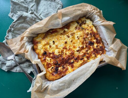 Ugnsbakad omelett med sötpotatis, kål och kikärtor