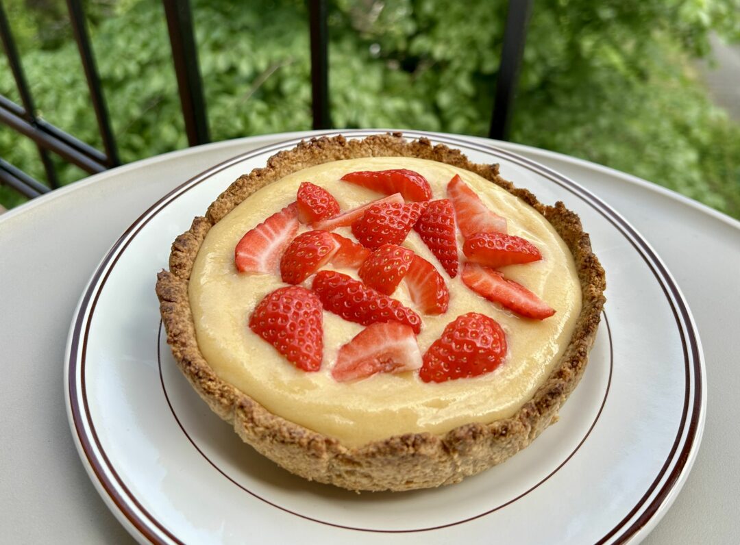 Somrig citron- och apelsinpaj med jordgubbar