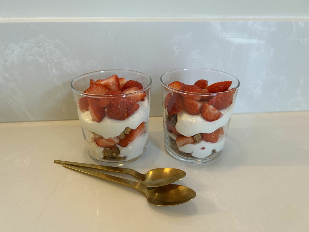 Ostkaka i glas med norska jordgubbar och crumble