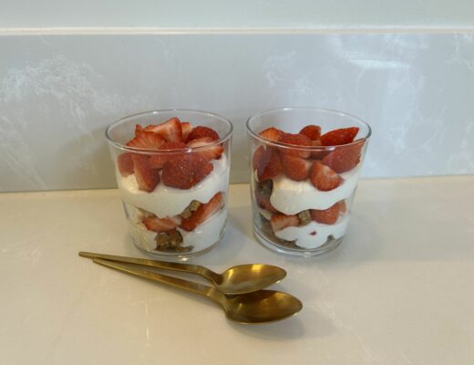 Ostkaka i glas med norska jordgubbar och crumble