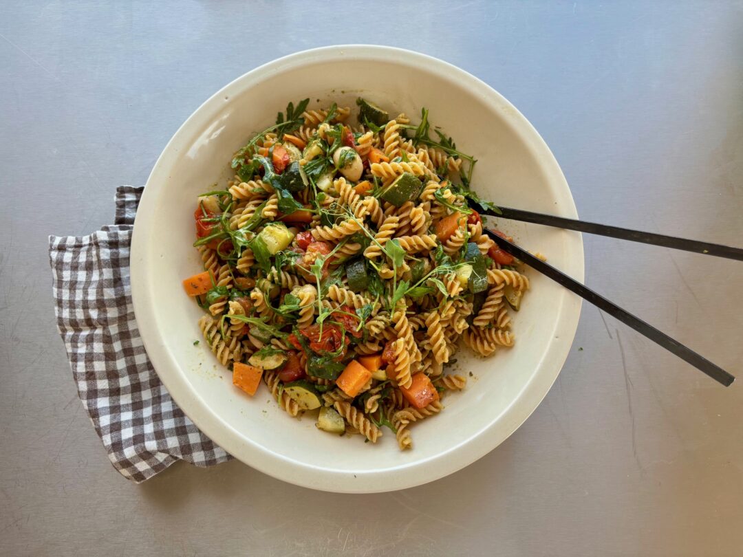 Proteinrik linspasta med varma grönsaker
