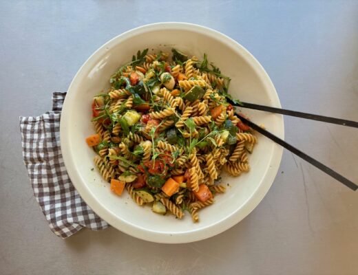 Proteinrik linspasta med varma grönsaker